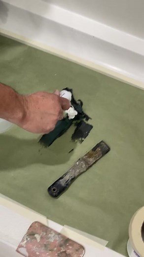 Reparando grietas en bases de duchas con fibra de vidrio