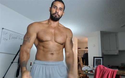 肌肉猛男 Samson Biggz 展示训练成果