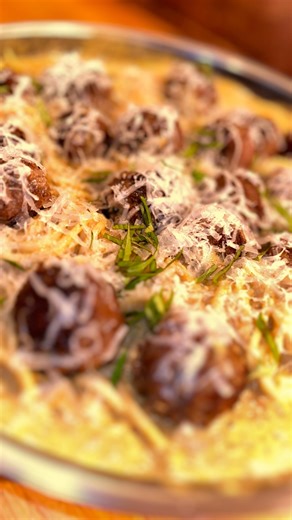 🍝 Cremet pastaret med bagte tomater & hjemmelavede kødboller Denne version med spinat. En lækker og cremet pastaret, med tomater, hvidløg,rødløg & spinat. Smager simpelhen så lækkert, og så er det nemt! Ingredienser: • Friske tomater 🍅 • 1 helt hvidløg 🧄 • 1 rødløg (halveret) • 1 pose frisk spinat 🥬 • 1 pk. smørost • Frisk basilikum 🌿 • Parmesan 🧀 • 1 tsk oregano • 1,5 dl Pastavand, • Olivenolie, salt & peber • Pasta efter smag • Hjemmelavede kødboller Sådan gør du: 1️⃣ Læg tomater, hvidlø