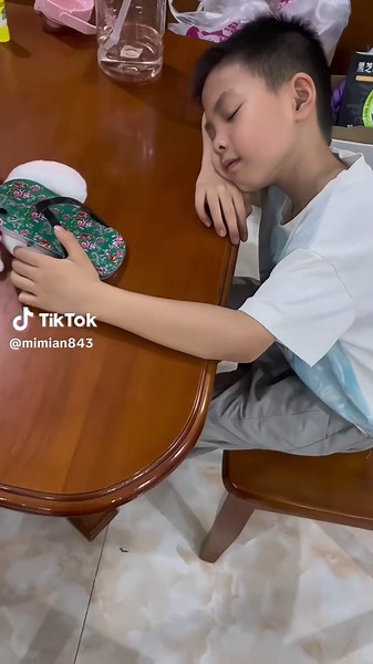 You can download the same style dynamic wallpaper for free , the template in the lower left corner is ready go and try it! #livewallpaper #wallpaper #capcut #capcutforus #capcutpioneer iphonewallpaper livewallpaper