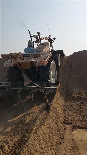 The power is in the New Holland engine, the front blade is shoveling sand at a height of 12 feet.