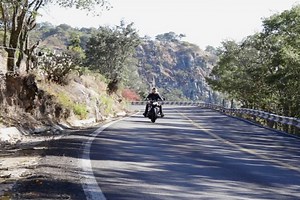◦ ARTURO SAUCEDO ◦ on Instagram: "1st American Motorcycle Company. 🇺🇸 Inspired by Brad Pitt in The Curious Case of Benjamin Button, riding the iconic Indian 101 Scout, produced by Indian Motorcycle Company between 1928 and 1931. I used to ride my own piece of heritage — a 2020 Indian Scout Bobber in Thunder Black. #pilot #aviation #motorcycle #indianscout #bobber #indianscoutbobber #harleydavidsonmotorcycles #indianmotorcycle #crewlife #lifestyle #boots #forest #woods #leatherjackets #speed #c