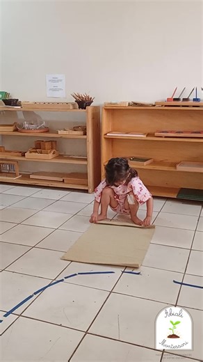 🌱MONTESSORI MATH AT 3 years old ! Doing things differently 🙃 -————————————— 🌱This is the decimal system . Usually reserved for children in their 2nd year of casa ( 4 years old ) . In the classic school systems , this is not introduce until way later ( 6-7 sometimes 8 years old ). 🌱 However, K, was so drowned to math that it was introduced to her . She presented all the necessary cues of readiness to understand the difference between 1. 10. 100. 🌱The Montessori decimal system really works wo