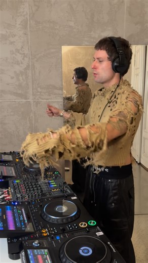 triple six grooves 😈 on Instagram: "X-Mas VA Day 10: @maurer_ - TALK TO ME Madrid chef maurer coming at you with extra rough neo-hardgroovy type kicks and an in your face percussion massacre. TALK TO ME brings full heat, just like all tracks from @maurer 🔊🔊🔊🔥"