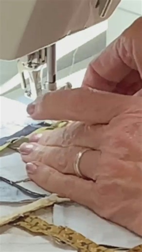 The Gold Rush Quilt: A Timeless Craft! This stunning quilt, inspired by the historic Gold Rush, features intricate patterns and vibrant colors. Each block is skillfully arranged on point, creating a dynamic visual effect that captures the spirit of adventure. Quilters cherish this project for its blend of tradition and creativity while celebrating a pivotal moment in history. 🪡✨ 🛒🔗 Want to learn more about Teaching, Products, and our Premium Club? Click here: 🌐 linktr.ee/jodibarrows | Square