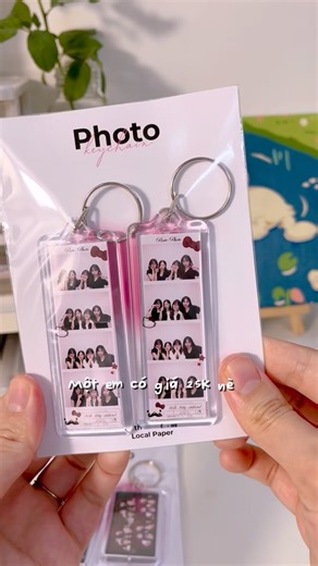 IN NHÌU ĐỒ XINH 🍀 on Instagram: "Móc khoá mini in được cả photobooth và ảnh cá nhân nè mọi người Chất liệu khung nhựa, vẫn có thể trầy xước và không chống nước nha quý zị Ảnh in chất liệu glossy có cán, 2 tấm được tiệm cho sẵn vào móc khoá nha. Màu sắc chuẩn tới 85% ạ 🍀 Giá: 25k/ em nè 🍀 thay móc tròn bằng móc trái tim : +5k/ chiếc ạ Đơn sẽ có sau 3-4 ngày gửi file nha, quà tặng cho bồ ngày 19/11 cũng ưng lắm nè #localpaper #móckhoá #photobooth #inảnh"