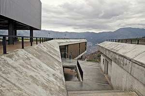 Colegio Antonio Derka / Obranegra Arquitectos