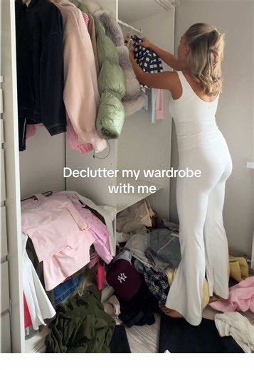 Reorganise and Declutter Your Wardrobe with Me