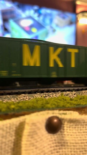 New BNSF “Fakebonnet” Dash 9 leads long grain train on layout