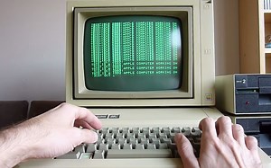 Apple IIe - 在 1984 年的电脑上编程 Apple Basic！