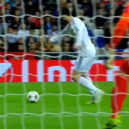 А в твоё забивал ? .. .. .. #cristianoronaldo #edit #goal #skills #trendargentino #realmadrid #vrial #halamadrid #newseason #football #recomenndacions #rekomendasi #fupシforyou #fynnyvideo #foryou #cook #rec #on #fyp #ronaldo #gre