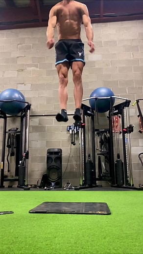 Hit a new PR on standing vert!! Who ever guesses my vertical here correctly will get $100 in Rift Protein Powder 🎊 Goodluck! If more than 1 person guesses it correctly then we’ll pick a one of them at random to win. #riftfitness #dunk #jump #verticaljump #athlete