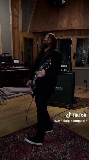 Behind the scenes with Lamb of God guitarist Mark Morton on the set of his limited-edition Les Paul Modern Quilt shoot. 🤘🔥 #behindthescenes #markmorton #gibson #lambofgod