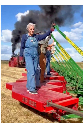 The More People Standing on This Tractor, the Better It Worked 🚜⬇️#fyp#Engineering#Machines#Farming#agriculture