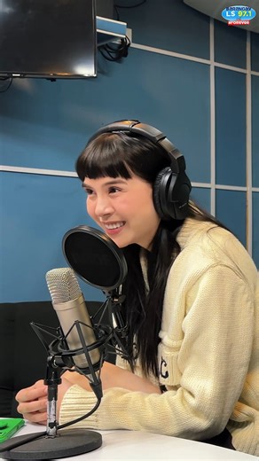 Naobsess ka na ba sa isang tao? Ano ang pakiramdam na makaranas ng ganitong klaseng pagmamahal? Sa March 2, makikita mo na ang totoong obsession! Pakinggan ang kwento ni Ashley Ortega para sa ating pinakabagong aabangan tuwing hapon sa GMA Afternoon Prime, ang Apoy sa Dugo! ❤️‍🔥🔥 #BarangayLS971 #BarangayLS #BLS #ApoySaDugo | Barangay LS 97.1