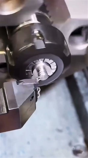 @abom79 threading in his Precision Matthews TL-1660 lathe