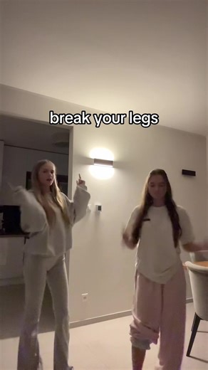 break your legs👩🏽‍🦽👩🏽‍🦽#dancers #foryou #fyp #viral #breakyourlegs @julsvav @𝓸𝓵𝓰𝓪 💗