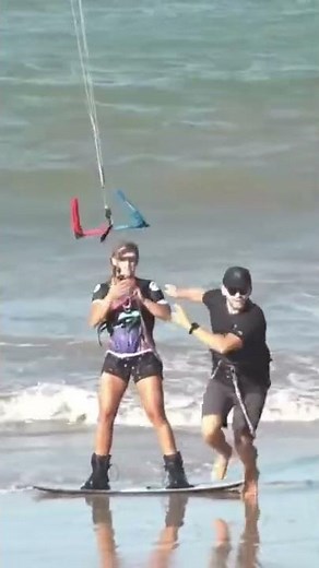 What a kitesurf fail 🤯🤣 Kite flying away!