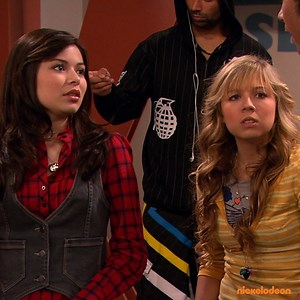 7.6M views · 255K reactions | Era cuestión de tiempo, sabía que Spencer lo descubriría... 壘藍 #iCarly | Nickelodeon en Español | Facebook