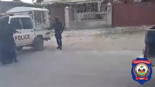 *🔵Lapolis repran kontwòl Komisarya Gresye a* Lapolis repran kontwòl Komisarya Gresye a nan kad yon entèvansyon ki reyalize lendi 1e jiyè 2024 la. Nan okazyon an, plizyè bandi mòtèlman blese nan echanj kout bal ak ajan lòd yo, chofè ki t ap kondi anjen lou pou te tante kraze yon pati nan komisarya a jwenn arestasyon l epi lapolis konfiske anjen lou a. Kòdinasyon Près ak Relasyon Piblik, atravè inite pwodiksyon odyovizyèl " Allô la Police ", ap prezante piblik la yon repòtaj sou dosye sa. *CPRP* 