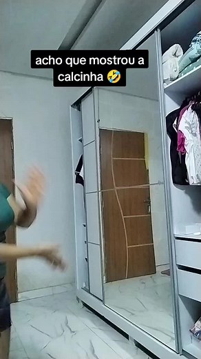 Mulheres Mostrando Calcinha e Dançando em TikTok