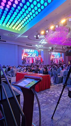 "Sesi Komentar Juri" Penjurian di event Singing Competition Singapore Vs. Malaysia, 27 September 2025, Singapore Expo 《飞声传情竟演赛II》. Thanks to my parents, yang membuat saya bisa berbahasa Mandarin dengan menyekolahkan Kevin ke Taiwan agar bisa lancar bahasa Mandarin, sehingga bisa tembus stage International ini tanpa kendala bahasa. Thanks to my Music Experience selama 20tahun ini berkarir sebagai Singer, Vocal Coach, Song Writer, MV Director, Judge on Singing Competition sehingga ketika diundang 