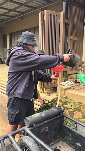 let's top up before take off.. #stankibliz #vespaextrememenolakpunah #vespaindonesia