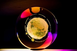 Solar System in a glass sphere is the perfect gift for astronomers