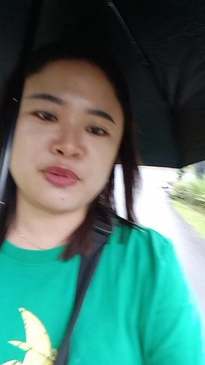 Akibat ujan angin dan si bocil gk bawa payung terpaksa jlan kaki ehhh cpet banget jlan si agus kalah cpat . Jek tinggi bandan hanpir sma sekarang sama anak | Mamak Tu Krisna