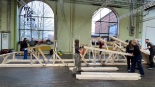 🕒💡🛠️ Kan man bygge en Da Vinci-bro på blot 30 minutter?🌟 Det viste vores seje tømrerlærlinge i samarbejde med byggeriets uddannelser, da de på HÅNDVÆRK-festivalen leverede et imponerende resultat! Tjek videoen for at se, hvordan de skabte denne mesterværksbro uden brug af traditionelle befæstelser (søm eller skruer). Broen bestod tryktesten uden problemer og holdt til et køretøj!🌉✨ På HÅNDVÆRK-festivalen kunne man opleve bæredygtige og innovative byggefærdigheder bl.a. kunne man hos Vidensc