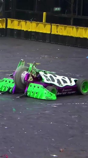 Intense battlebots battle #battlebats #highlights #satisfying #transformation #robot