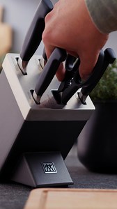 Meistere jeden Schnitt - mit den ikonischen ZWILLING FOUR STAR Messern! 🔪✨ Für Präzision, Performance und Langlebigkeit entwickelt - so hast du für jede Aufgabe immer die perfekte Klinge zur Hand. Im eleganten Messerblock aufbewahrt, bleibt deine Küche ordentlich und deine Tools sind jederzeit griffbereit. Und die vielseitige Küchenschere? Ein echter Gamechanger für die tägliche Vorbereitung! 💪 Hier entlang zu ZWILLING FOUR STAR: https://link.zwilling.de/FourStar #ZWILLING1731 #FoodConnects #F