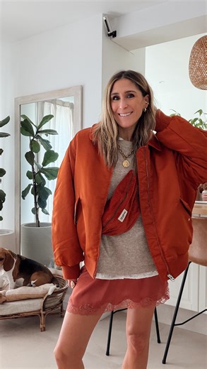 Sandrine Grandguillaume on Instagram: "Ne me demande pas pourquoi je fais des tours sur moi-même, j’ai pas la réponse. Sinon mon deuxième métier c’est portier 🐶. Évidemment, j’ai passé le karcher vapeur après avoir tourné cette vidéo 🤷‍♀️ look inspiration outfits automne mode look coloré ugg bomber orange mini jupe satin #asseenonme"