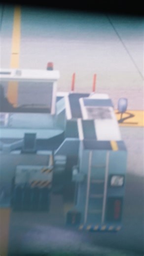 Willkommen im Cockpit des Airbus A350… na ja, fast. 😉 Wir befinden uns im hochmodernen Simulator, welcher jedes Detail unseres neuesten Cockpits originalgetreu widerspiegelt. Von der perfekten Beherrschung von hunderten Knöpfen und Schaltern über unzählige simulierte Starts und Landungen bis hin zum Training für das Unerwartete – hier bereiten sich unsere Pilot:innen auf die Ankunft unseres neuesten Flottenmitglieds vor. ✈️🇨🇭 Die ganze Folge "SWISS Behind the Wings" findest du hier: https://b