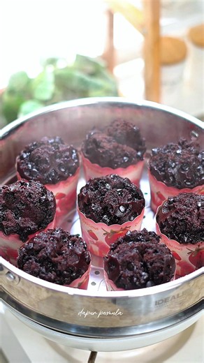 Coklat Muffin Kukus Bu @dapur_pamula Bahan A : 2 butir telur 250 gr susu cair 100 gr minyak 1 sdt vanila Bahan B : 220 gr tepung terigu 50 gr coklat bubuk 160 gr gula pasir 1 sdt baking soda 1/2 sdt baking powder 1/4 sdt garam @Dapur Pamula: Cara membuat : 1. Campurkan bahan B atau bahan kering aduk rata 2. kemudian campurkan bahan A atau bahan basah aduk lagi hingga rata 3. boleh di tambahkan Chocochips jika mau 4. tuang ke cup muffin, dan beri toping chocochips lagi 5. kukus selama 30-35 menit
