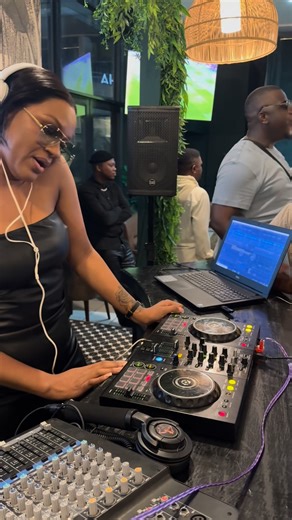 35K views · 754 reactions | Im the biggest fan yakhe ke usisi爛 For bookings: Email:aveeconnection@gmail.com Call/whatsapp: +27 76 786 5514 #fypシ゚viralシfypシ゚ #trendingreelsvideo | Zezethu Maki | Facebook