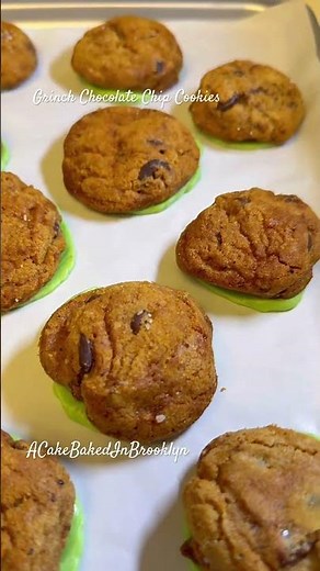 Easy Grinch Chocolate Chip Cookies #christmas #tutorial #baking #grinch #grinchmas #cookies #diy