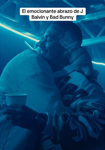 HISTÓRICO 🥹🥹 El abrazo de @J Balvin y @Bad Bunny antes de compartir escenario en México después de más de 4 años 🇲🇽🙏🏻🙏🏻 #tumusicahoy #tmh #badbunny #jbalvin