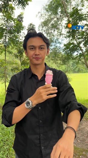 Siang-siang emang paling enak makan es krim sayaaanngg! 🤣💖 Saksikan sinetron #CintaSedalamRindu setiap hari pukul 20.00 WIB hanya di SCTV! #SCTVSinetron #SCTVKreatif #CintaSedalamRinduSCTV | SCTV