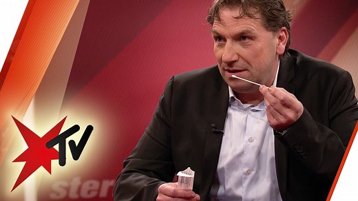 Er könnte ein neues Kapitel im Kampf gegen die Pandemie aufschlagen: der Corona-Schnelltest für Zuhause, durchführbar an sich selbst und bald für nur wenige Euro im Handel erhältlich. Dr. Thomas Wüstefeld, Geschäftsführer des Entwicklers MEDsan, zeigt Steffen Hallaschka und Prince Damien live bei stern TV, wie der Selbsttest aufgebaut ist. | stern TV