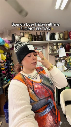 Busy, Busy, Busy 😂😜 Fridays are probably my busiest day at the flower shop, it’s pay day, the end of the week, & mommas stuck with them kids for the weekend, get her some flowers! 🤏🏼✨ Friyay for some Fridang for me 😜🩷 jk love seeing yalls faces #chillflowergirl #floristsoftiktok #flowershop #florist #spendthedaywithme