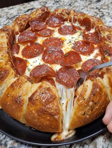 🍕🧀 Stuffed Crust Pepperoni Pizza ✨🔥 Cheese-filled crust, mozzarella, and zesty pepperoni make this baked classic perfection. INGREDIENTS: 1 pizza dough (homemade or store-bought) 6-8 mozzarella string cheese sticks ...... Full Recipe in Coʍmеոτ 💬 | American Recipes