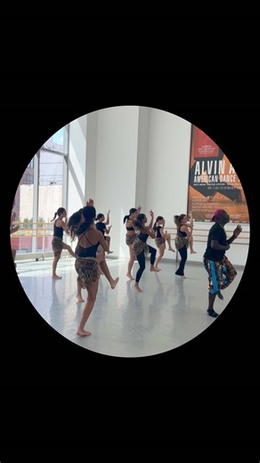 ✨ West African Dance explores movement through rhythm, energy, and community. A powerful practice that challenges the body through grounded strength, stamina, and coordination, while encouraging freedom, musicality, and an authentic connection between body, rhythm, and storytelling. 🥁 Rooted in tradition and collective energy, it builds presence, resilience, and expression. Come and dance with us this summer 🤍 ✨ CONNECT · BUILD · INSPIRE ✨ #oneworldance #oneworldancefoundation #westafrican #ny