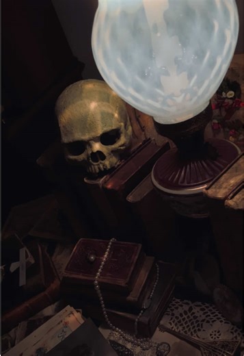 📚🕯️«The library is inhabited by spirits that come out of the pages at night» - Isabel Allende #books #oldbooks #bookaesthetics #bibliophile #vintagevibes