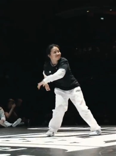 B Girl đốt cháy mọi sàn đấu