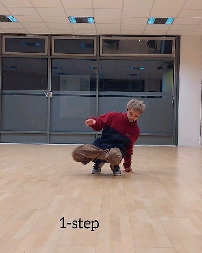 Jerry Hiromasa on Instagram: "Another level change pattern: 1-step, turn up & knee drop⁡⁡ ⁡⁡ 高低の切り替えパティーン⁡ ⁡1歩、周って立って、ニードロップ ⁡⁡ ⁡#dance #breakdance #breakdancelife #breakdancer #hiphopdancer #housedance #lockdance #popdance #footwork #ブレイクダンス #フットワーク #ダンス動画 #potsdam #berlindancer #berlin"