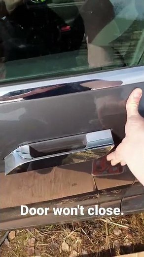 Tesla 2017 Model S handle problem - won't close.