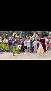 45K views · 2.8K reactions | Goofy and Snow White dance in “A Million Splashes of Colour”, which ended on September 30th at Disneyland Paris. The cavalcade with show featured a great variety of Disney characters! #amillionsplashesofcolour #disneylandparis #dlp #disneyshow #goofy #dlrp #disneyparade #disneyparks | Mousesteps | Facebook