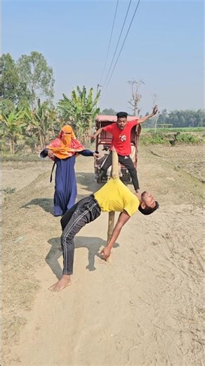 He pretends to try to rob an auto car while lying on bamboo.#funny
