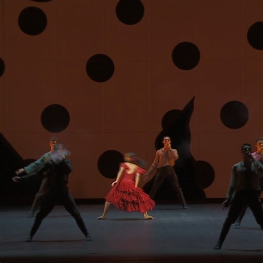 #EXTRAIT Après avoir fait chavirer les coeurs de Don José et Escamillo, Carmen s'apprête à quitter la scène du Palais Garnier. Extrait avec Letizia Galloni dans le rôle de Carmen : bit.ly/3jVVdz4 | Opéra national de Paris